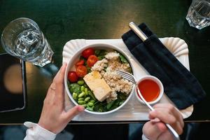 Gesunde Frühstücksschüssel mit Haferbrei und frischem Gemüsesalat foto
