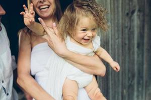 mutter, vater und tochter haben zusammen spaß foto