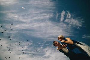 Braut und Bräutigam auf dem Hintergrund des Himmels foto