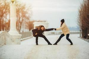 mann und frau, die im park herumalbern foto