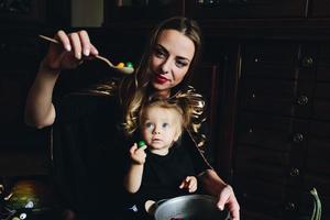 mutter und tochter spielen zu hause zusammen foto