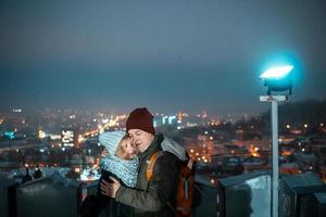 Paar auf dem Hintergrund des Stadtbildes bei Nacht foto