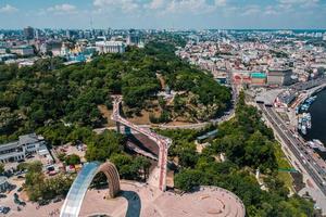 Luftdrohnenansicht der neuen Fußgängerbrücke von oben foto