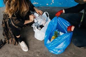 Zwei junge Frauen sortieren Müll. Konzept des Recyclings. kein Verlust foto