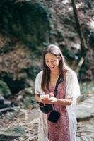 attraktive Frau mit Telefon im Park spazieren. foto