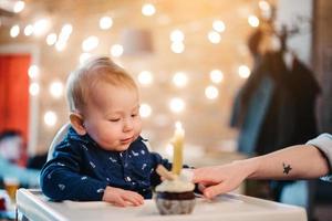 ersten Geburtstag eines kleinen Jungen foto