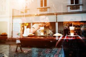 paar haben spaß in der stadt foto