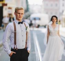 Braut und Bräutigam auf der Straße foto