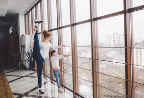 charmante Familie verbringt Zeit im Fitnessstudio foto