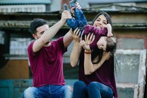 junge familie mit einem kind in der natur foto