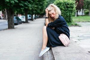 blonde Frau mit einer Tasche foto