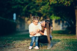 Mutter und kleine Tochter in einem Park foto