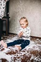 kleines Mädchen spielt mit Schaumstoffbällen foto