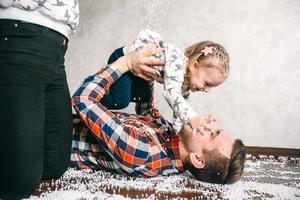 Papa spielt mit seiner Tochter auf dem Boden foto