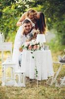 junge Familie mit Kind bei einem Picknick foto