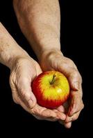 ein Apfel in den Händen meiner Oma foto