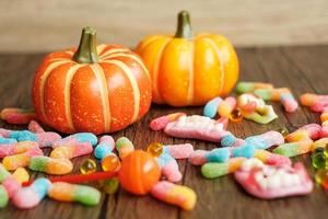 fröhlicher halloween-tag mit geisterbonbons, kürbisschale, jack o laterne und dekorativ. trick oder bedrohung, hallo oktober, herbst, festliches, party- und urlaubskonzept foto