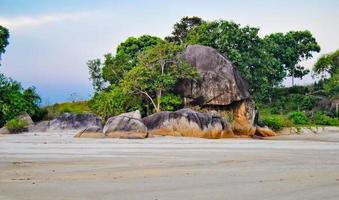 die schönheit von tanjung tinggi beach, laskar pelangi, belitung, indonesien foto