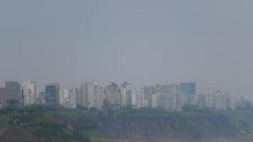 lima 2020 der garua von lima in peru typischer ozeannebel auf den wolkenkratzern von miraflores foto