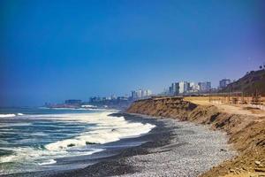 lima 2020 die pazifische ozeanküste in der stadt lima in peru foto