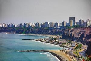 lima 2020 die stadt lima am pazifischen ozean in peru foto