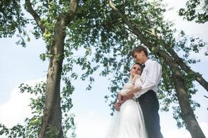 Braut und Bräutigam auf dem Baum foto