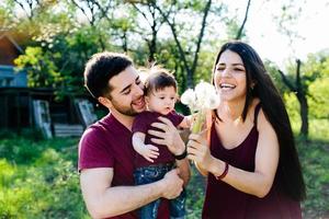 junge familie mit einem kind in der natur foto