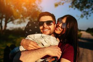 junge familie mit einem kind in der natur foto