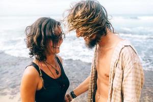 Kerl und Mädchen haben Spaß am Strand foto