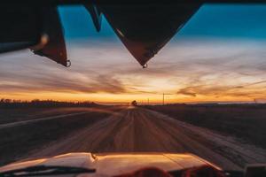 suv fahren auf einer unbefestigten straße blick durch die windschutzscheibe foto