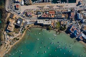 Schöne türkisfarbene Bucht auf Formentera, Luftbild. foto