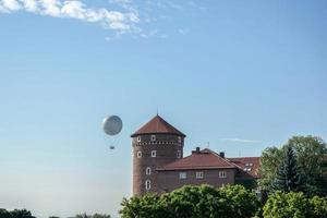 Krakau, Polen, 2014. Heißluftballon in der Nähe von Schloss Wawel in Krakau foto