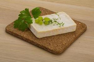 Brie-Käse auf Holzbrett und Holzhintergrund foto