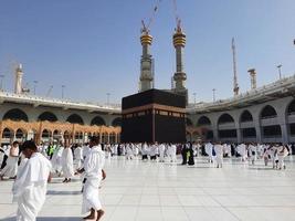 mekka, saudi-arabien, sep 2022 - pilger aus aller welt führen tawaf in masjid al haram in mekka durch. foto
