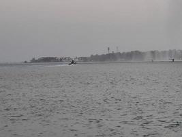 schöner abend in jeddah, corniche. die jeddah corniche, auch bekannt als jeddah waterfront, ist ein küstengebiet der stadt jeddah, saudi-arabien. am Roten Meer gelegen. foto