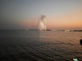 schöner sonnenuntergang in jeddah, corniche. die jeddah corniche, auch bekannt als jeddah waterfront, ist ein küstengebiet der stadt jeddah, saudi-arabien. am Roten Meer gelegen. foto