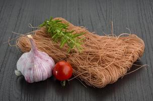 Rohes Soba auf Holzhintergrund foto