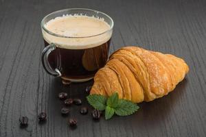 Kaffee mit Croissant foto