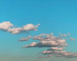 Himmel azurblaue türkisfarbene Farben, Wolken im blauen Himmel. foto