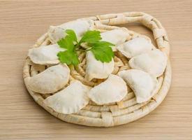 ukrainische vareniki auf holzbrett und holzhintergrund foto