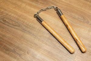 Nuntschuks. Holz-Nunchuks mit Metallkette. Nunchaku aus Holz. foto