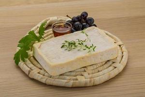 Brie-Käse auf Holzbrett und Holzhintergrund foto