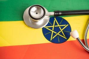 schwarzes stethoskop auf äthiopien-flagge, geschäfts- und finanzkonzept. foto