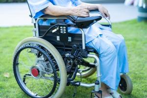 asiatische ältere oder ältere alte Dame Patientin auf elektrischem Rollstuhl mit Fernbedienung in der Krankenstation, gesundes, starkes medizinisches Konzept foto