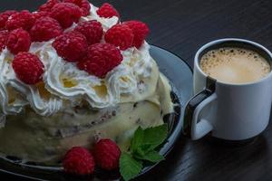 Kaffee mit Himbeerkuchen auf dem Teller Nahaufnahme foto