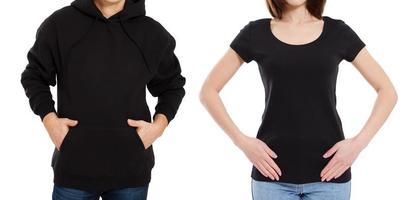 Hoodie und T-Shirt verspotten Vorderansicht, isolierter Kopierraum. Mann im schwarzen Kapuzenpulli und Frau im schwarzen T-Shirt foto