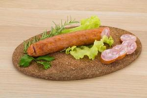 Wurst auf Holzbrett und Holzhintergrund foto