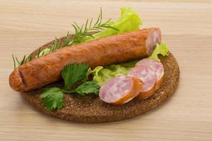 Wurst auf Holzbrett und Holzhintergrund foto