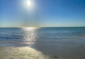 schöne holbox insel strand sandbank panorama türkis wasser menschen mexiko. foto