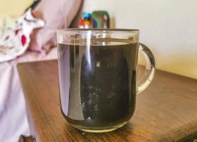Glastasse schwarzen Kaffee aus Mexiko auf Holzhintergrund. foto